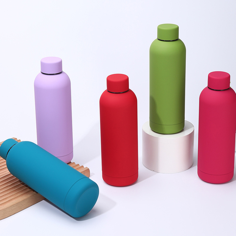 Bottiglia d'acqua colorata in acciaio inossidabile