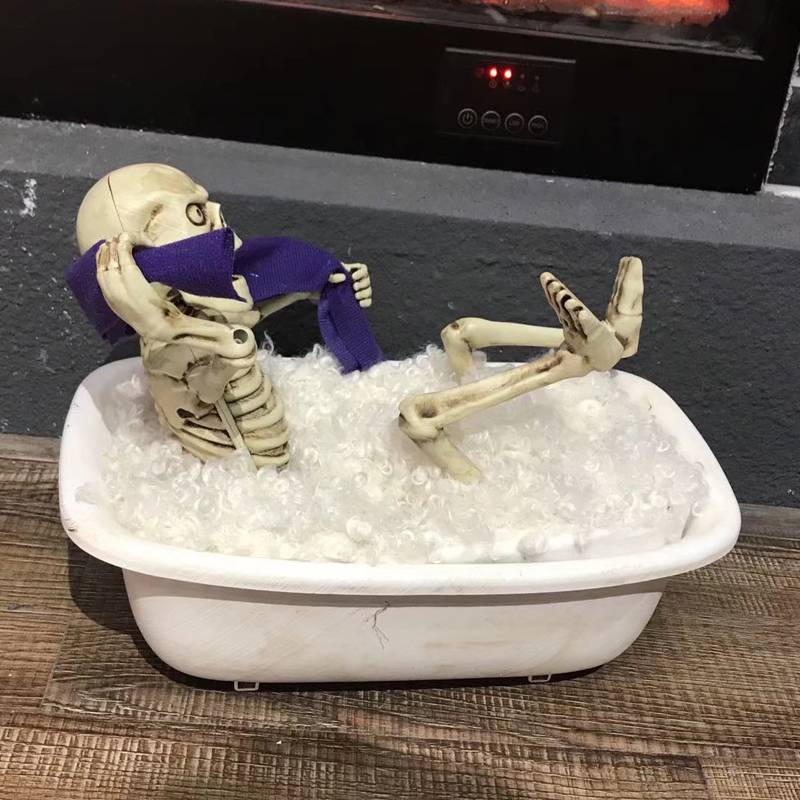 Decorazioni di scheletro di Halloween nel coccio del bagno