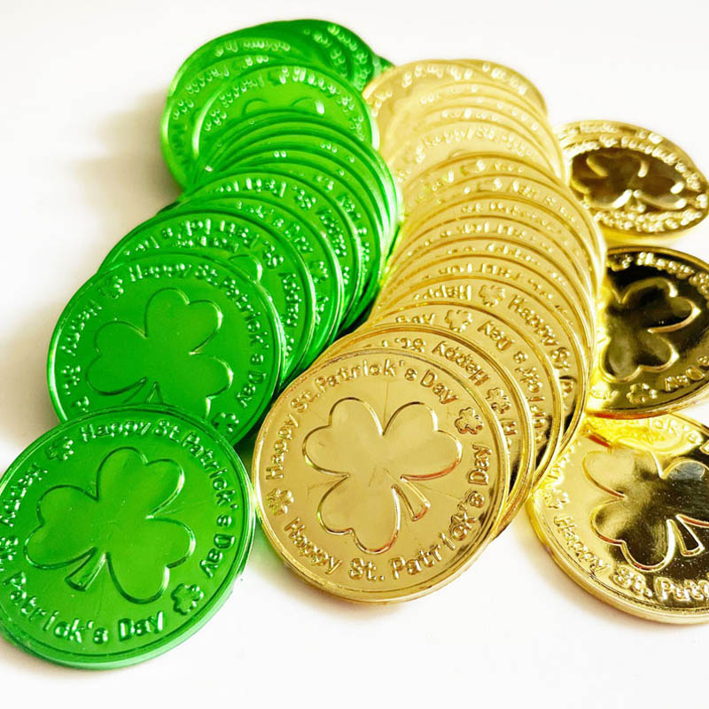 Monete d'oro in plastica di trifoglio irlandese