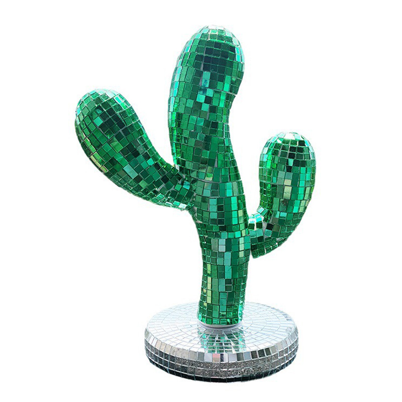 Cactus con sfera da discoteca con decorazioni a specchio