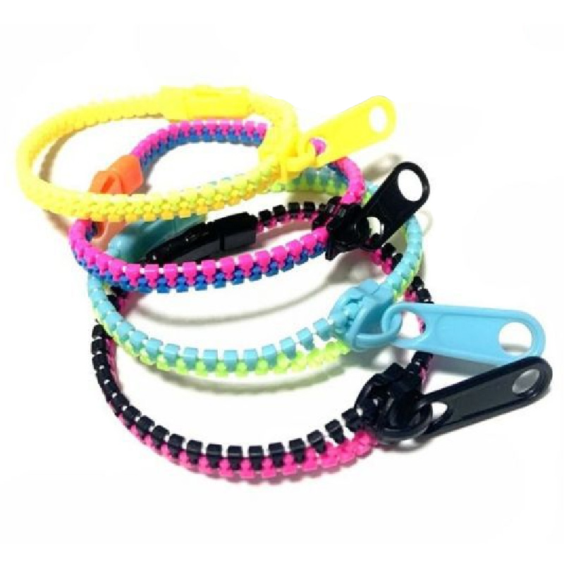 Bracciale con cerniera in plastica