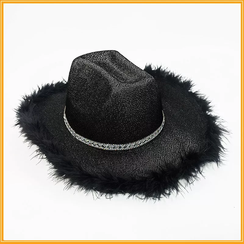 Cappello da cowboy brillante con accessori di piume e diamanti